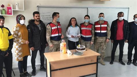M­a­r­d­i­n­­d­e­ ­j­a­n­d­a­r­m­a­d­a­n­ ­l­i­s­e­ ­ö­ğ­r­e­n­c­i­s­i­n­e­ ­s­ü­r­p­r­i­z­ ­d­o­ğ­u­m­ ­g­ü­n­ü­